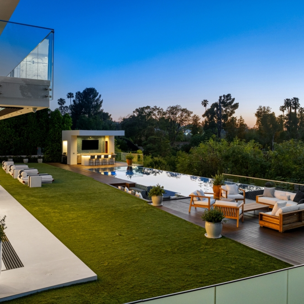 An,Outdoor,Living,Space,With,Deck,,Pool,,And,Furniture,At